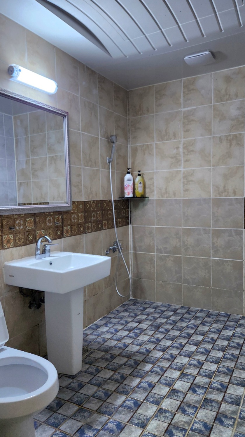 <strong>화장실</strong><br/>바디워시, 샴푸, 린스, 일회용비누, 치약, 수건