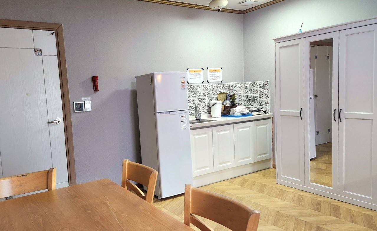 <strong>부엌</strong><br/>냉장고, 냄비, 후라이팬, 밥솥, 전기렌지 등 조리도구