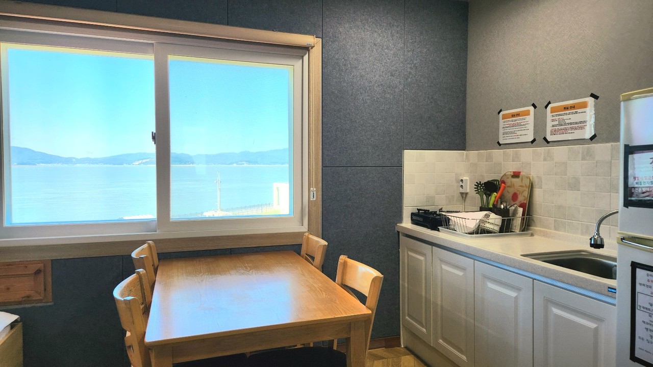 <strong>부엌</strong><br/>냉장고, 냄비, 후라이팬, 밥솥, 전기렌지 등 조리도구