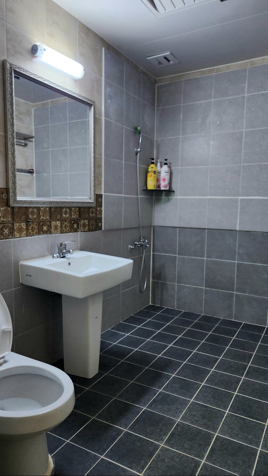 <strong>화장실</strong><br/>바디워시, 샴푸, 린스, 일회용비누, 치약, 수건