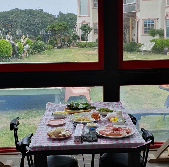 <strong>실내 공동바베큐장 (애견동반가능)</strong><br/>면장갑, 호일, 집게, 가위, 양념장 관련 조미료