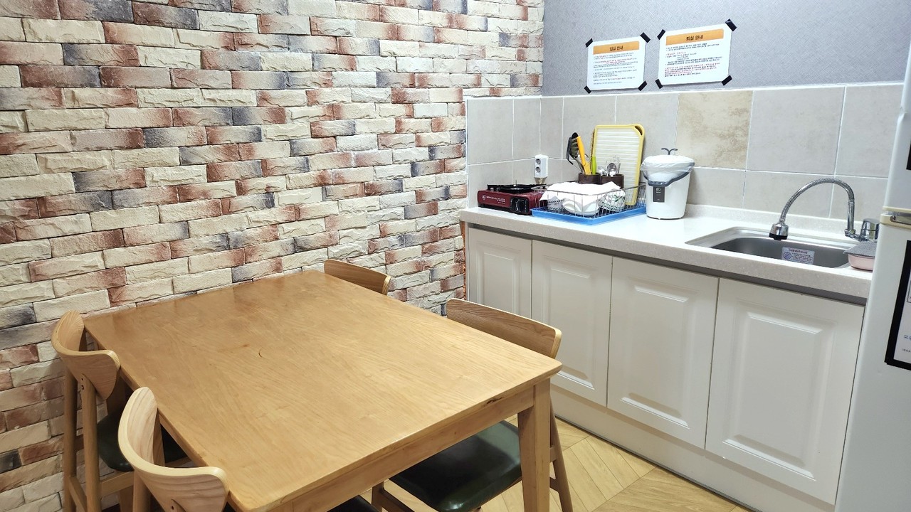 <strong>부엌</strong><br/>냉장고, 냄비, 후라이팬, 밥솥, 전기렌지 등 조리도구