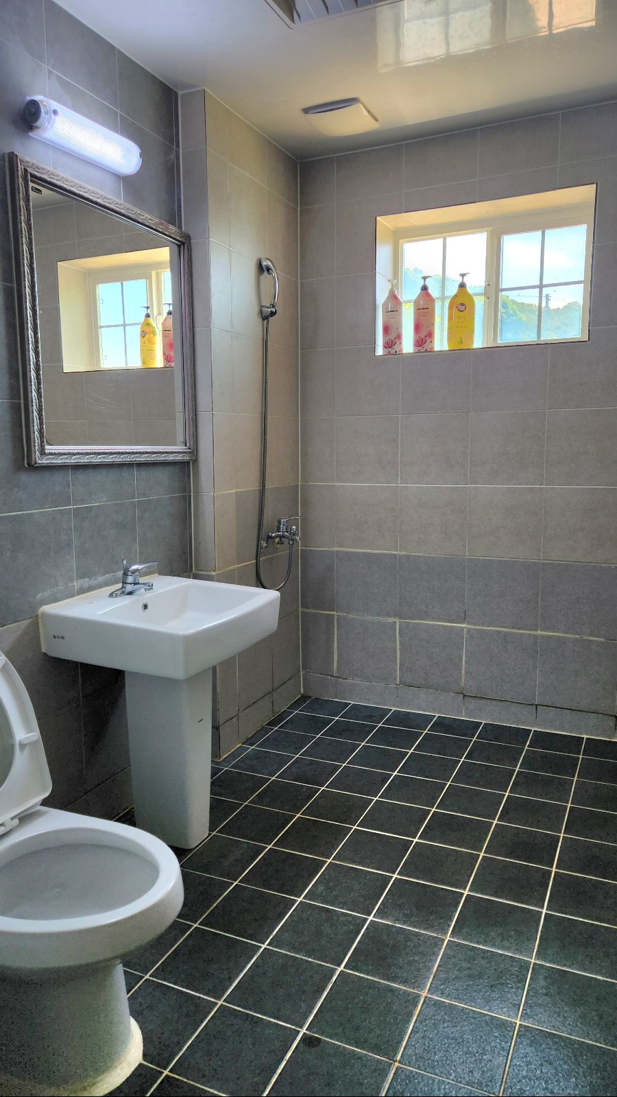 <strong>화장실</strong><br/>바디워시, 샴푸, 린스, 일회용비누, 치약, 수건